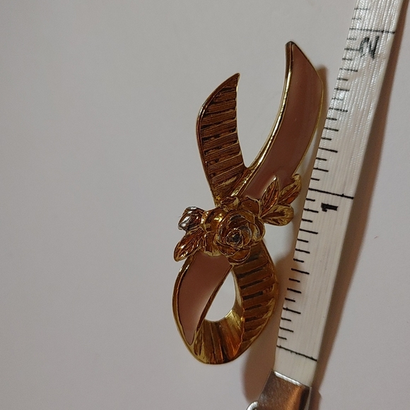 Pink bow pin - Picture 3 of 5